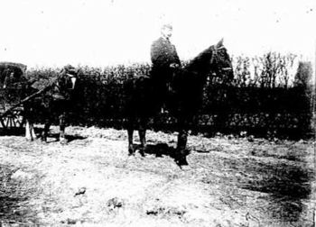 Les moyens rapides de transport lors de la Grande Guerre.  A l’arrière, l’ambulance